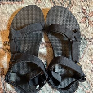 Black Teva size 9 Women’s